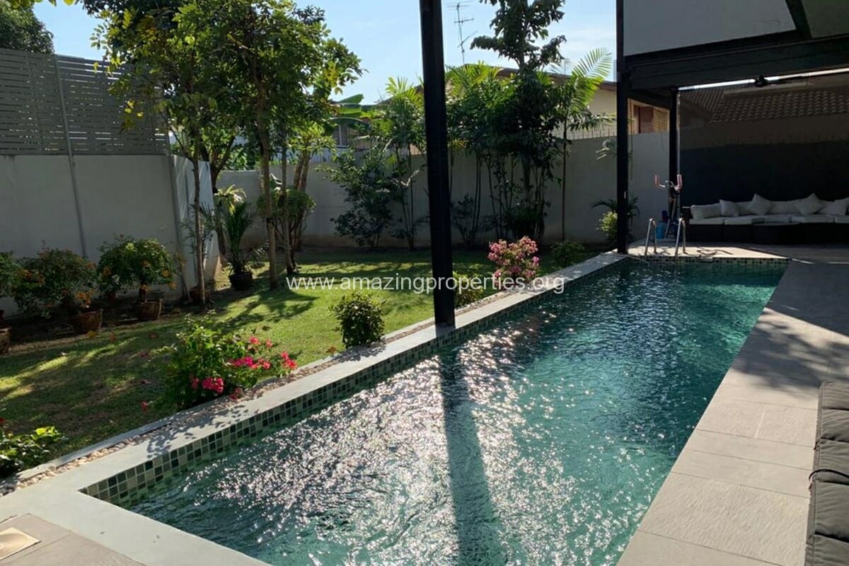Ekkamai 4 Bedroom House with pool