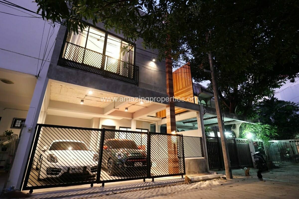 Modern 3 Bedroom Townhouse Phrom Phong
