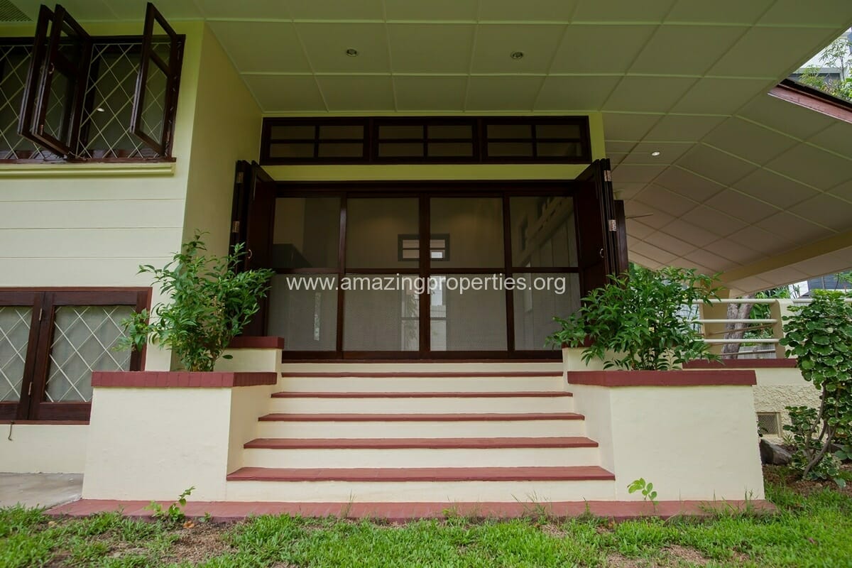 Single House with large garden Phayathai
