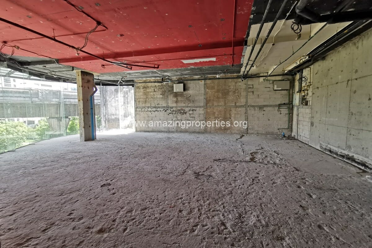 145 sqm commercial space