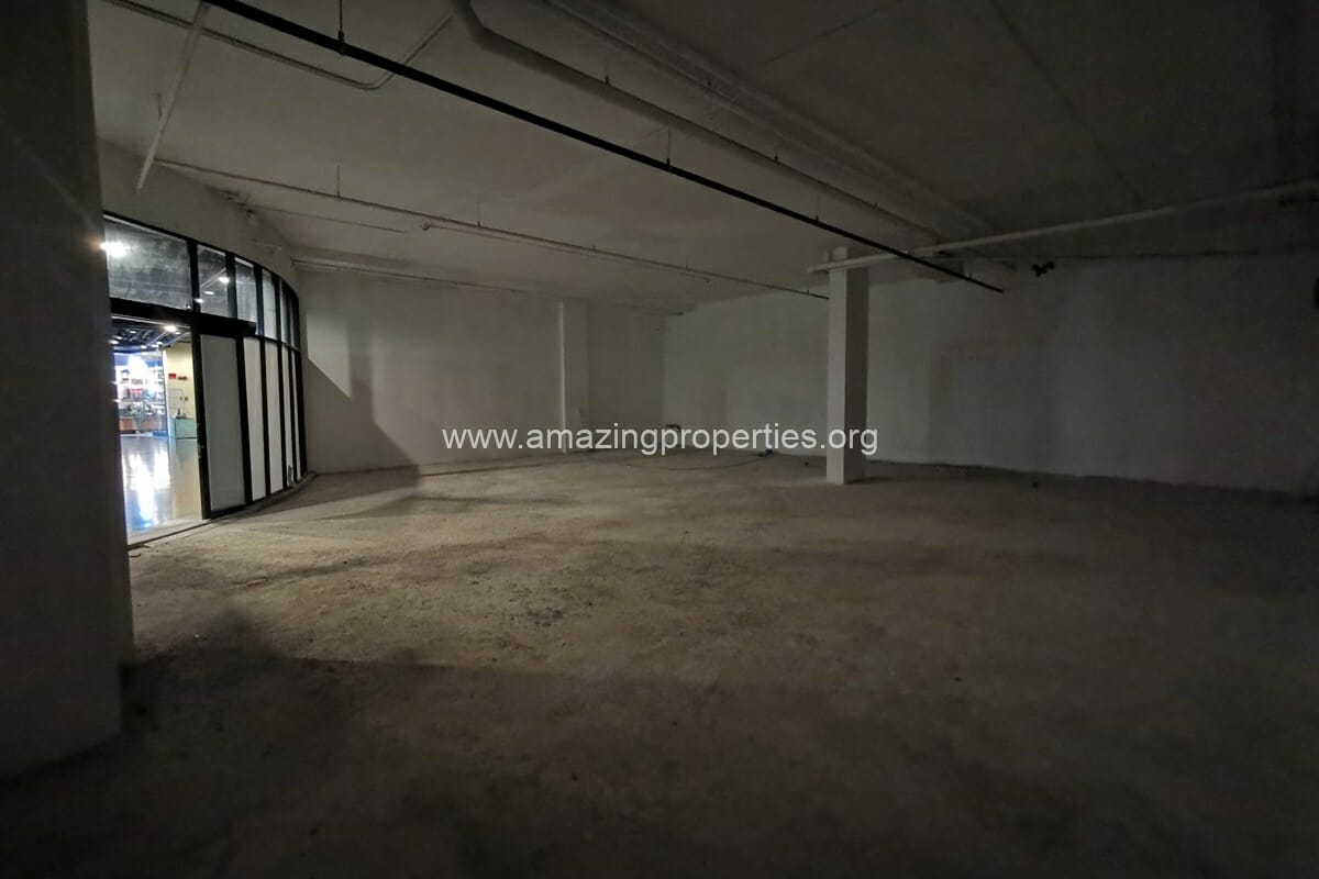 Commercial Space Phrom Phong